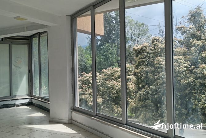 Okazion! Shitet dyqan 78m2 te kodra e diellit, prane kopshtit botanik