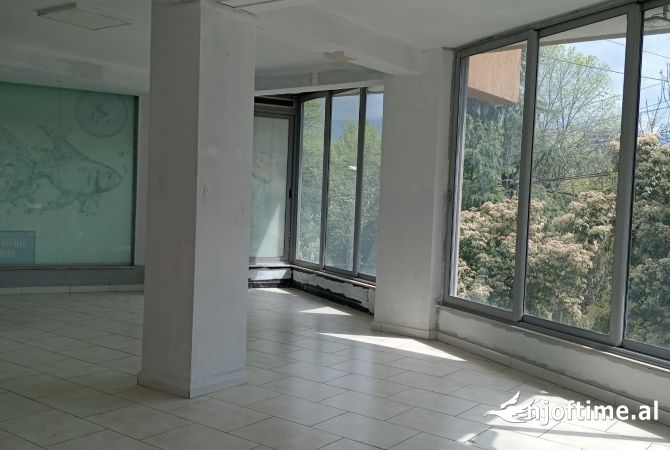 Okazion! Shitet dyqan 78m2 te kodra e diellit, prane kopshtit botanik