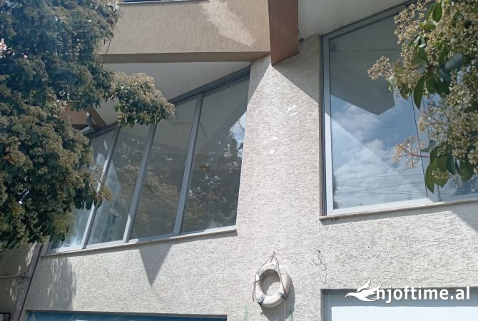 Okazion! Shitet dyqan 78m2 te kodra e diellit, prane kopshtit botanik