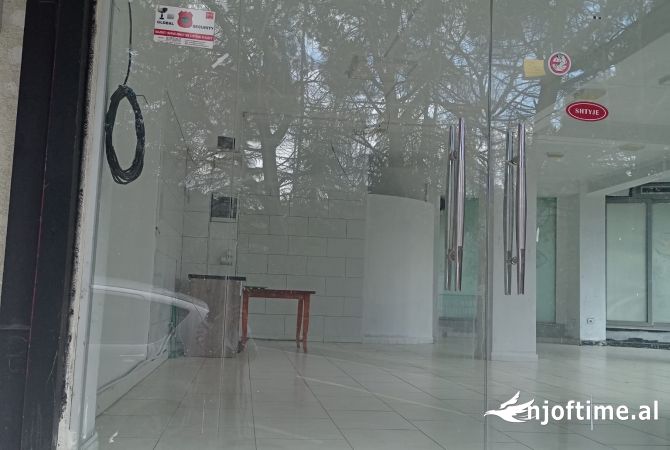 Okazion! Shitet dyqan 78m2 te kodra e diellit, prane kopshtit botanik