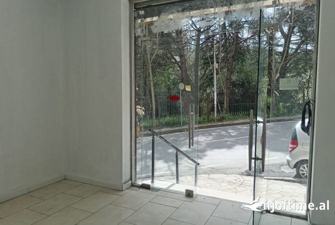 Okazion! Shitet dyqan 78m2 te kodra e diellit, prane kopshtit botanik