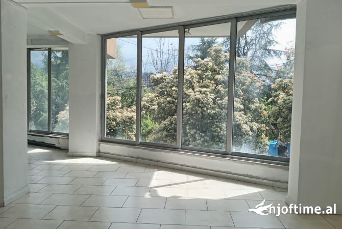 Okazion! Shitet dyqan 78m2 te kodra e diellit, prane kopshtit botanik