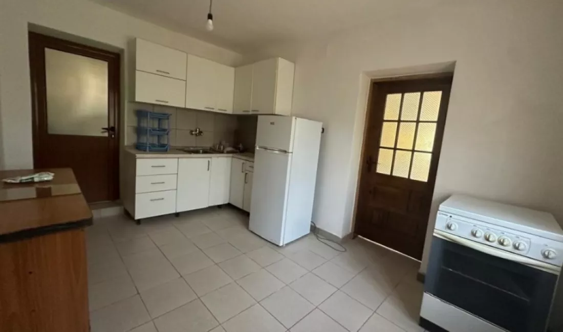 Shtepi me qera Shtepi Private ne Tirane, 1+1, Mobilimi E mobiluar, Pagesa 300  Euro.