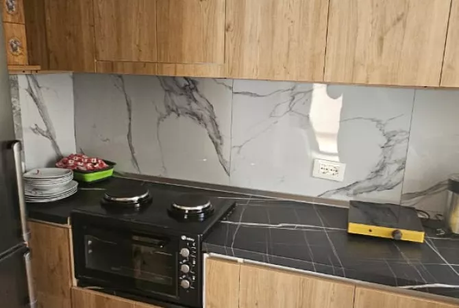 Shtepi me qera Apartament ne Tirane, 1+1, Mobilimi E mobiluar, Pagesa 550  Euro.
