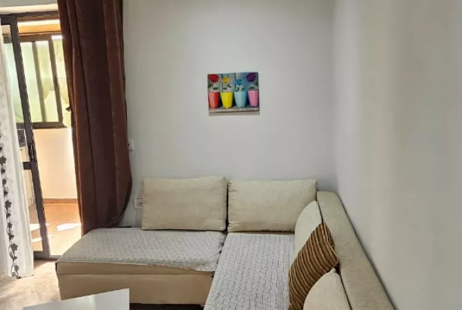 Shtepi me qera Apartament ne Tirane, 1+1, Mobilimi E mobiluar, Pagesa 550  Euro.