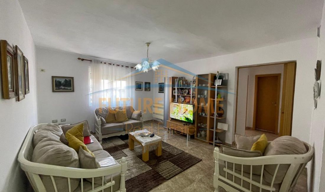 Shtepi ne shitje Apartament ne Tirane, 3+1, Mobilimi E mobiluar, Pagesa 150,000  Euro.