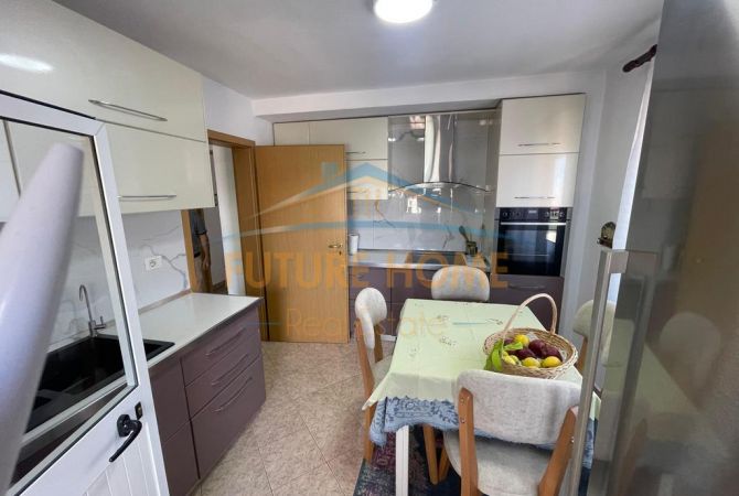 Shtepi ne shitje Apartament ne Tirane, 3+1, Mobilimi E mobiluar, Pagesa 150,000  Euro.