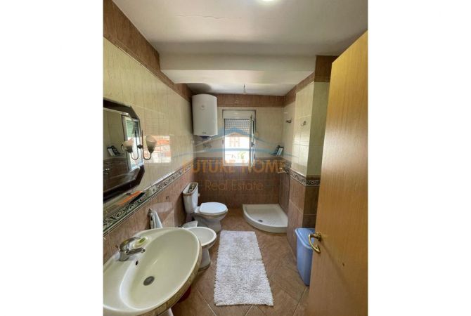 Shtepi ne shitje Apartament ne Tirane, 3+1, Mobilimi E mobiluar, Pagesa 150,000  Euro.