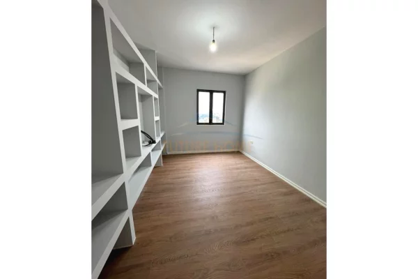 Shitet,Apartament 2+1+2, Rruga Shefqet Kuka, Fresk