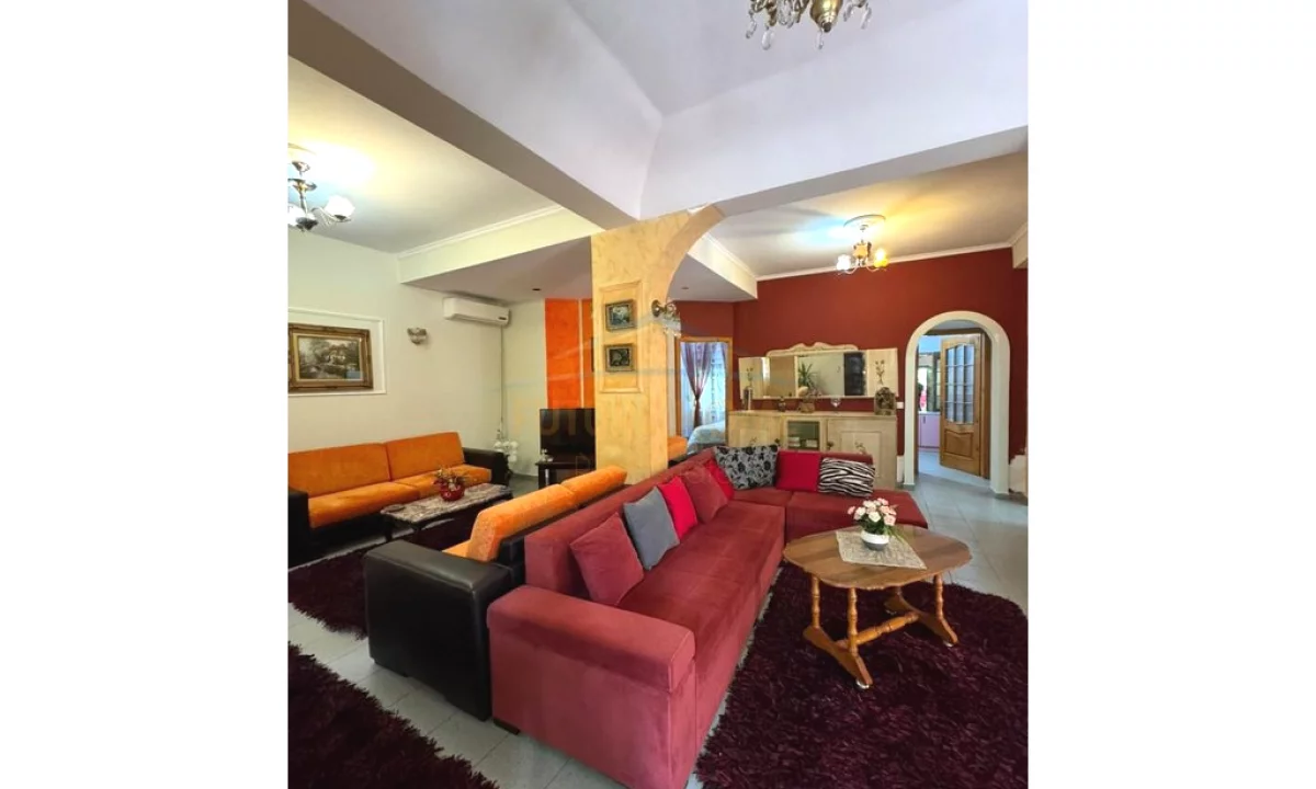 Shtepi ne shitje Apartament ne Tirane, 3+1, Mobilimi E mobiluar, Pagesa 169,000  Euro.