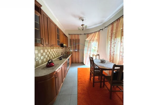 Shtepi ne shitje Apartament ne Tirane, 3+1, Mobilimi E mobiluar, Pagesa 169,000  Euro.