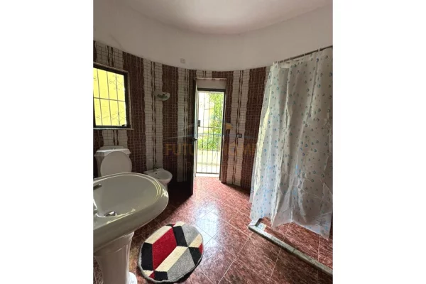 Shtepi ne shitje Apartament ne Tirane, 3+1, Mobilimi E mobiluar, Pagesa 169,000  Euro.