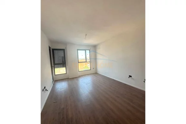 Shtepi ne shitje Apartament ne Tirane, 1+1, Mobilimi Bosh, pa mobiluar, Pagesa 155,000  Euro.