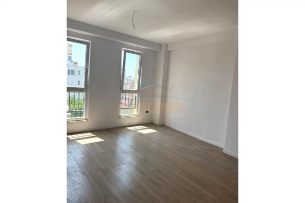 Shtepi ne shitje Apartament ne Tirane, 1+1, Mobilimi Bosh, pa mobiluar, Pagesa 162,000  Euro.