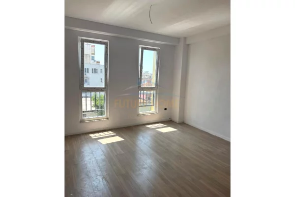 Shtepi ne shitje Apartament ne Tirane, 1+1, Mobilimi Bosh, pa mobiluar, Pagesa 162,000  Euro.
