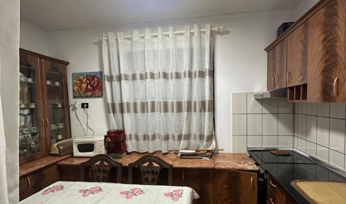 Shtepi me qera Apartament ne Tirane, 3+1, Mobilimi E mobiluar, Pagesa 40,000  Leke.