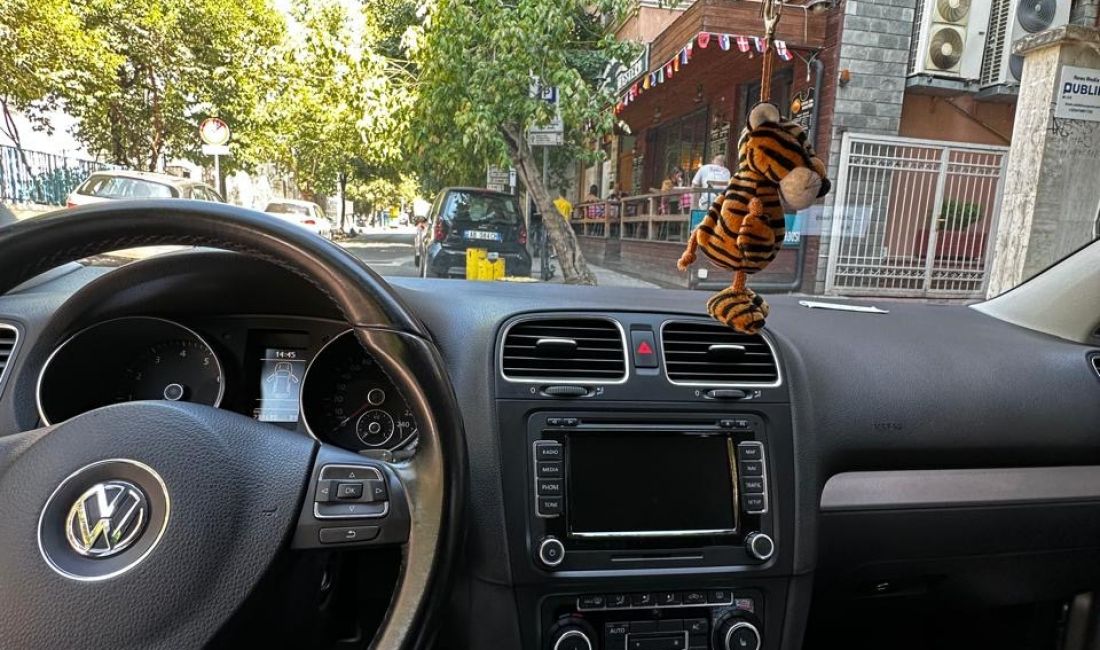 Makina ne shitje ne Tirane, Volkswagen, 2010 Benzine,Kambio Automatik Pagesa 5,000  Euro.