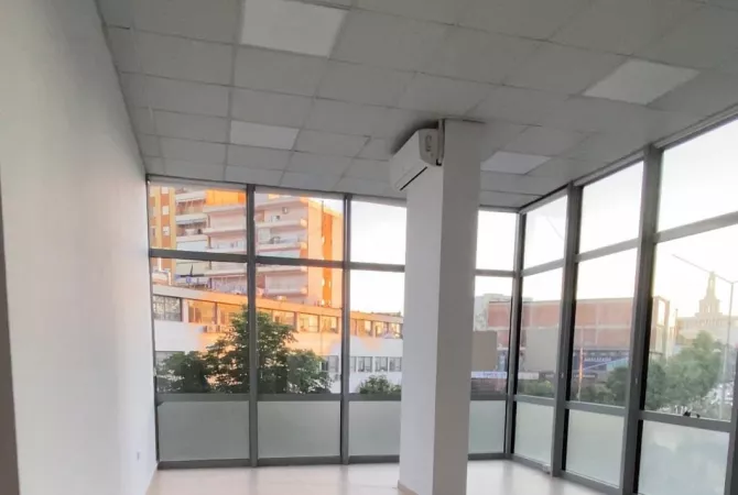 Business Property for Rent 3+1 in Fier - 80,000 Leke