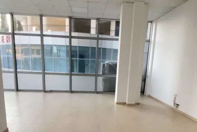 Business Property for Rent 3+1 in Fier - 80,000 Leke