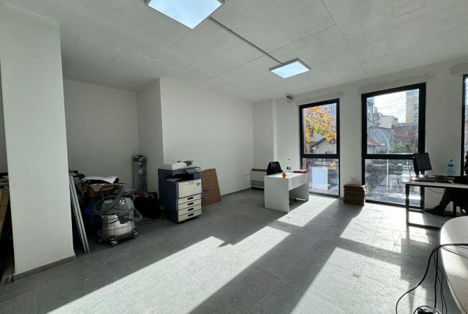 🏠 Ambjent Komercial  per shitje