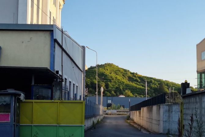 Kapanon shitet 2000m2 ne autostraden Tirane-Durres KM 5 prane qtu 