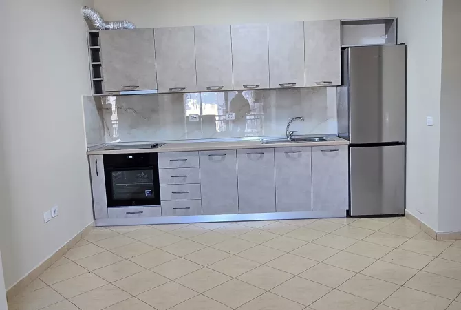 Shtepi ne shitje Apartament ne Tirane, 2+1, Mobilimi Pjeserisht e mobiluar, Pagesa 95,000  Euro.