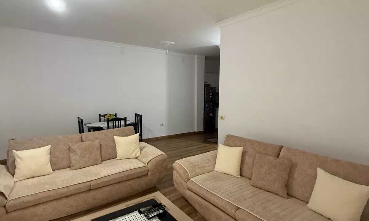 Shtepi ne shitje Apartament ne Tirane, 2+1, Mobilimi E mobiluar, Pagesa 135,000  Euro.