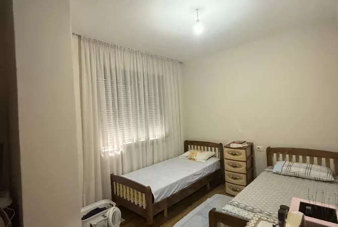 Shtepi ne shitje Apartament ne Tirane, 2+1, Mobilimi E mobiluar, Pagesa 135,000  Euro.