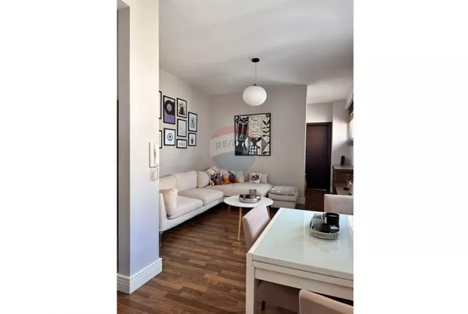 Shtepi ne shitje Apartament ne Tirane, 1+1, Mobilimi E mobiluar, Pagesa 172,000  Euro.