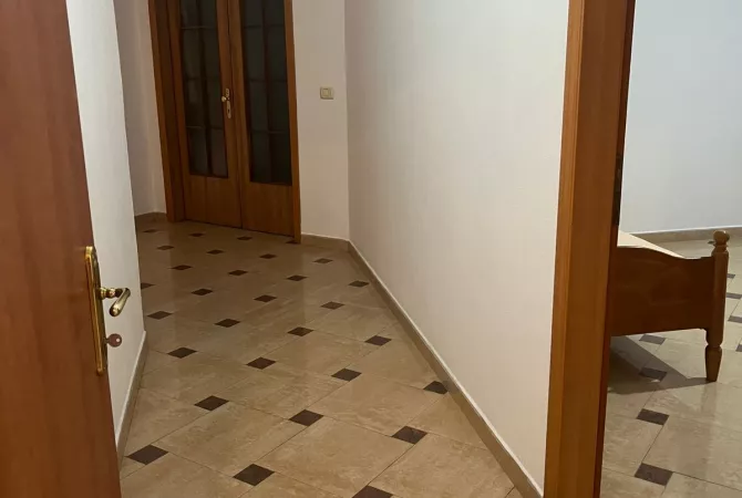 Shtepi me qera Apartament ne Tirane, 2+1, Mobilimi Pjeserisht e mobiluar, Pagesa 500  Euro.