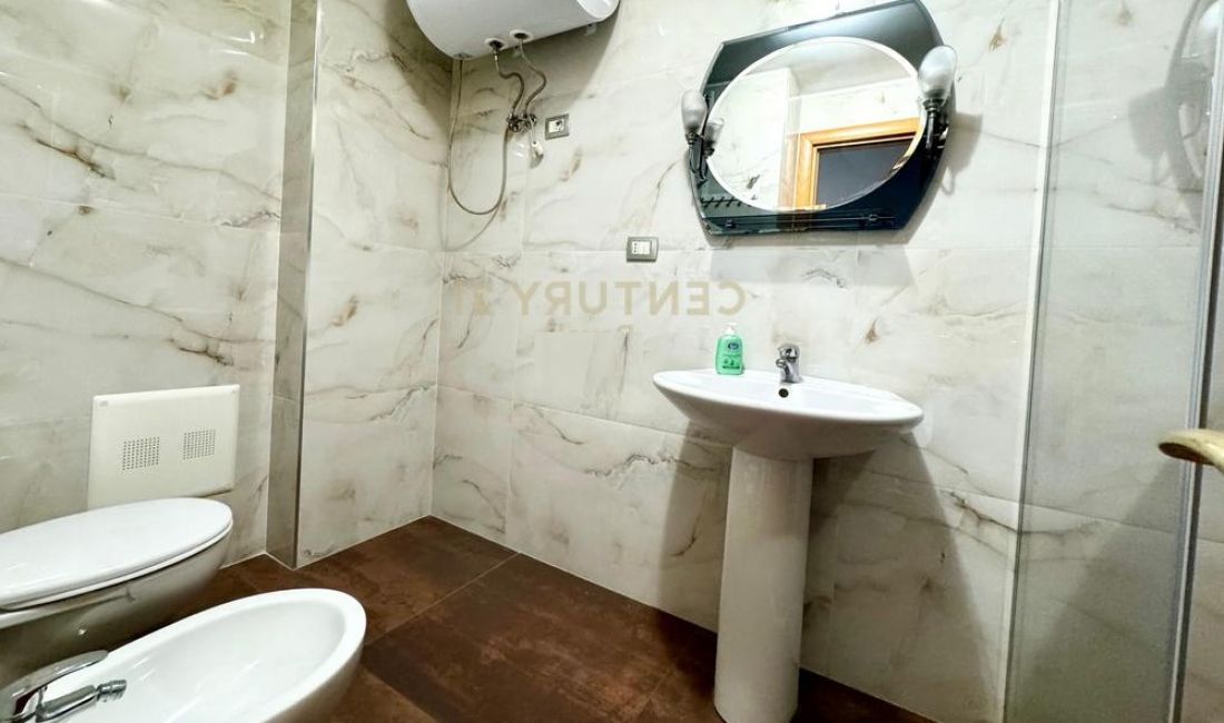 Shtepi me qera Apartament ne Tirane, 3+1, Mobilimi E mobiluar, Pagesa 850  Euro.
