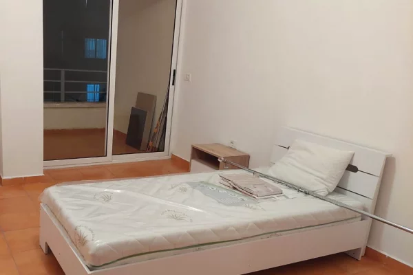 Jepet me qera Apartamenti 2+1+2 , Astir kompleksi Fratari perballe Vendit te Lojrave 450 mije leke 