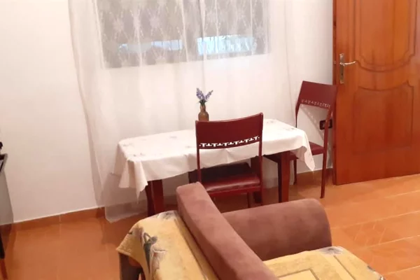 Shtepi me qera Shtepi Private ne Tirane, 1+1, Mobilimi E mobiluar, Pagesa 35,000  Leke.