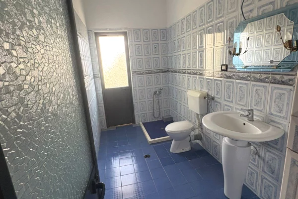 Shtepi me qera Shtepi Private ne Tirane, 2+1, Mobilimi Pjeserisht e mobiluar, Pagesa 40,000  Leke.