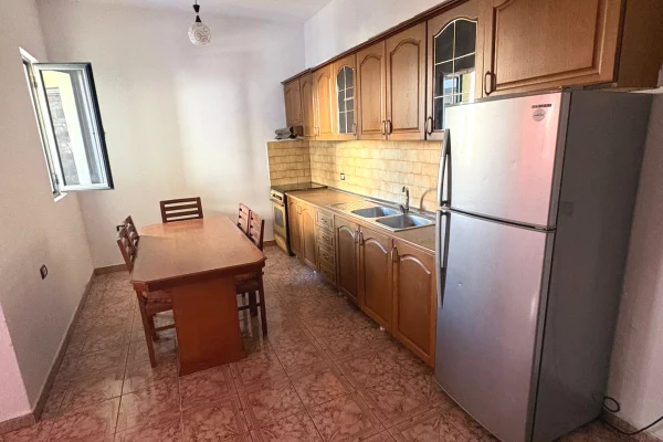 Shtepi me qera Shtepi Private ne Tirane, 2+1, Mobilimi Pjeserisht e mobiluar, Pagesa 40,000  Leke.