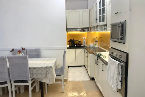 Shtepi ne shitje Apartament ne Tirane, 1+1, Mobilimi E mobiluar, Pagesa 100,000  Euro.