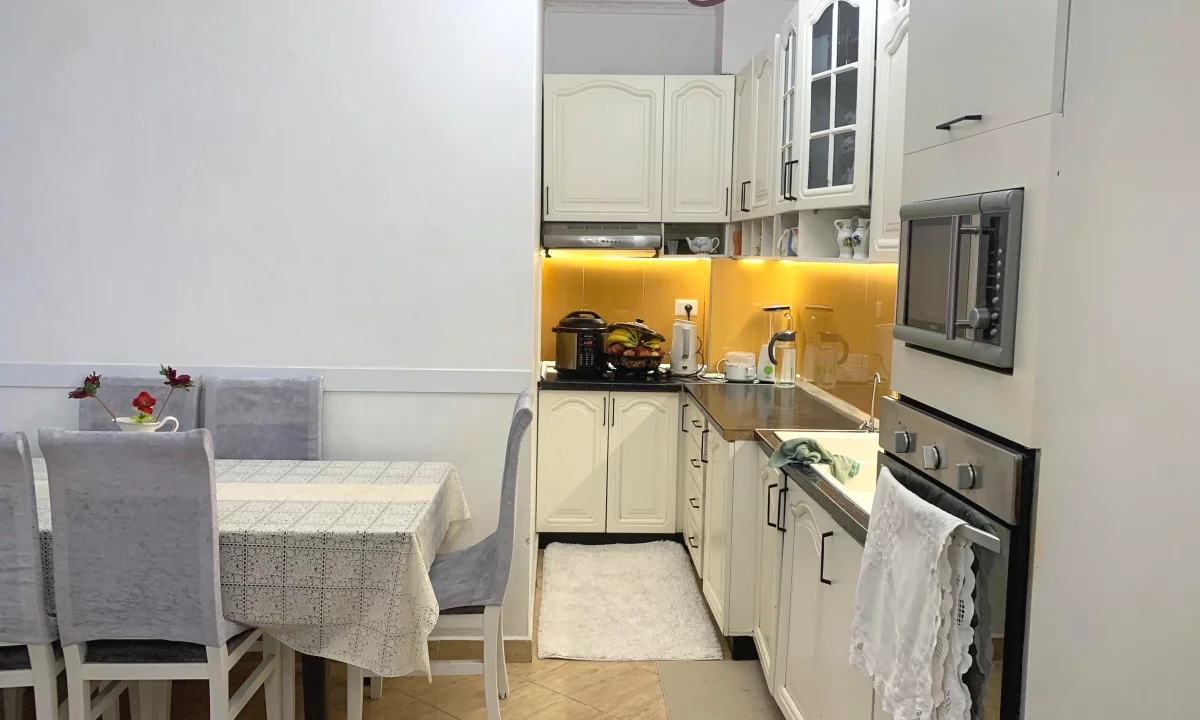 Shtepi ne shitje Apartament ne Tirane, 1+1, Mobilimi E mobiluar, Pagesa 100,000  Euro.