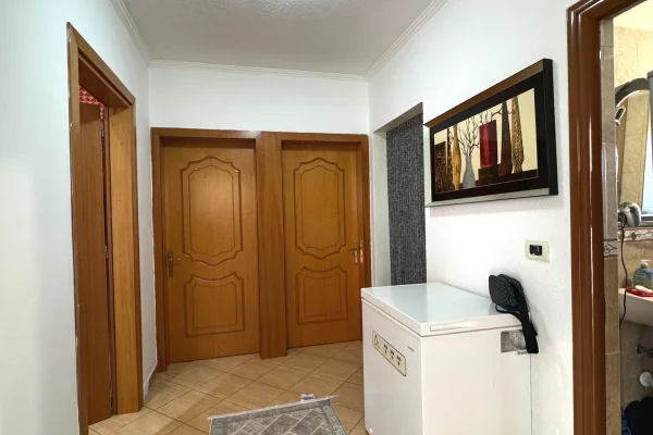 Shtepi ne shitje Apartament ne Tirane, 2+1, Mobilimi E mobiluar, Pagesa 117,000  Euro.