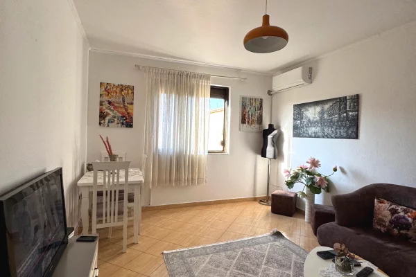 Shtepi ne shitje Apartament ne Tirane, 2+1, Mobilimi E mobiluar, Pagesa 117,000  Euro.