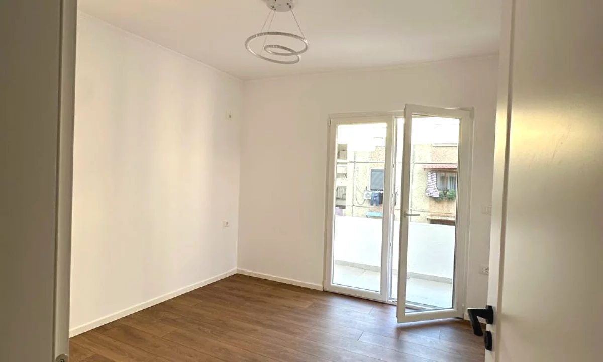 Shtepi ne shitje Apartament ne Tirane, 1+1, Mobilimi Bosh, pa mobiluar, Pagesa 95,000  Euro.