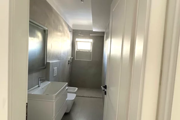 Shtepi ne shitje Apartament ne Tirane, 1+1, Mobilimi Bosh, pa mobiluar, Pagesa 95,000  Euro.