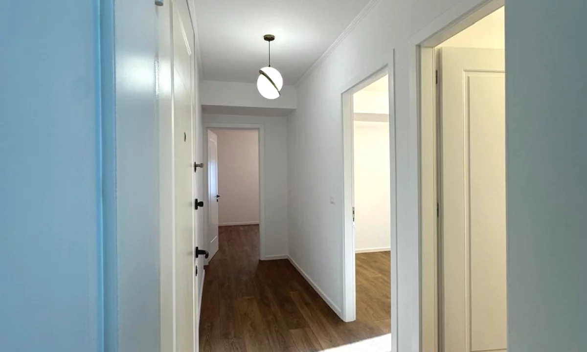 Shtepi ne shitje Apartament ne Tirane, 2+1, Mobilimi Bosh, pa mobiluar, Pagesa 118,000  Euro.