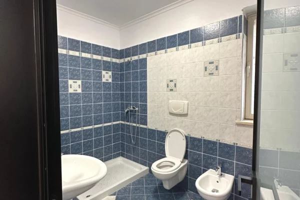 Shtepi ne shitje Apartament ne Tirane, 1+1, Mobilimi Bosh, pa mobiluar, Pagesa 158,000  Euro.