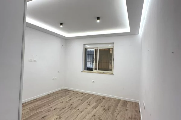 Shtepi ne shitje Apartament ne Tirane, 1+1, Mobilimi Bosh, pa mobiluar, Pagesa 158,000  Euro.