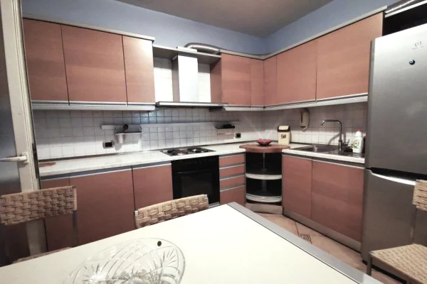 Shtepi me qera Apartament ne Tirane, 2+1, Mobilimi E mobiluar, Pagesa 900  Euro.