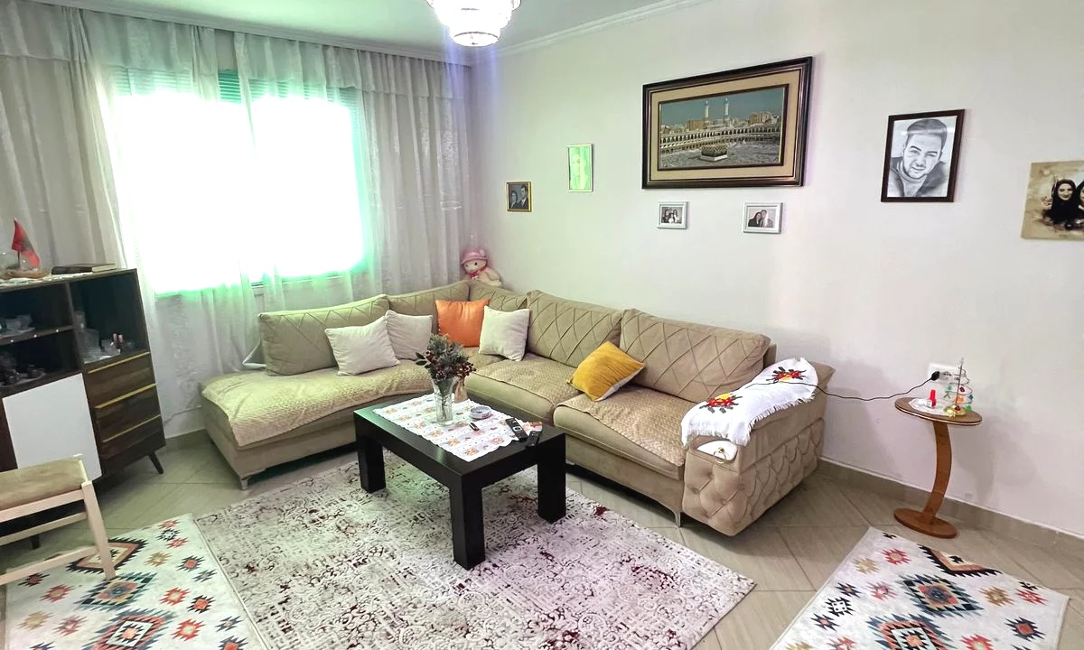Shtepi ne shitje Apartament ne Tirane, 2+1, Mobilimi E mobiluar, Pagesa 135,000  Euro.