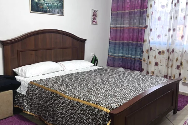 Shtepi ne shitje Apartament ne Tirane, 2+1, Mobilimi E mobiluar, Pagesa 135,000  Euro.