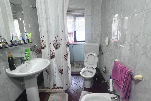 Shtepi ne shitje Apartament ne Tirane, 2+1, Mobilimi E mobiluar, Pagesa 135,000  Euro.