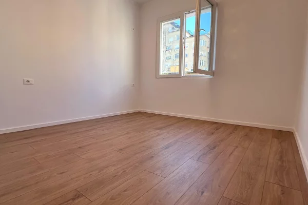 Shtepi ne shitje Apartament ne Tirane, 2+1, Mobilimi Bosh, pa mobiluar, Pagesa 168,000  Euro.