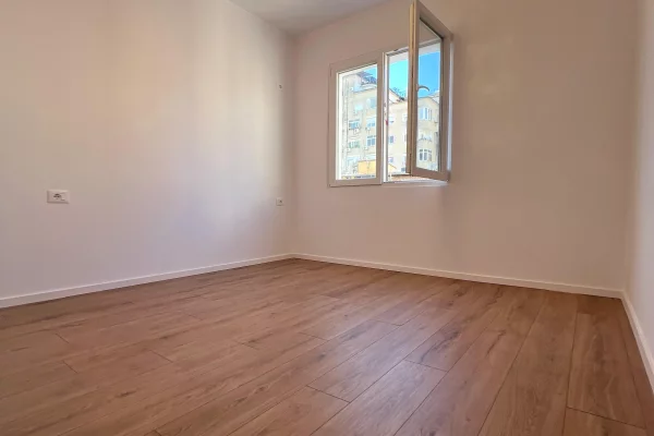 Shtepi ne shitje Apartament ne Tirane, 2+1, Mobilimi Bosh, pa mobiluar, Pagesa 168,000  Euro.
